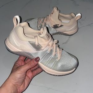 Women’s Nike met on flyknit 3